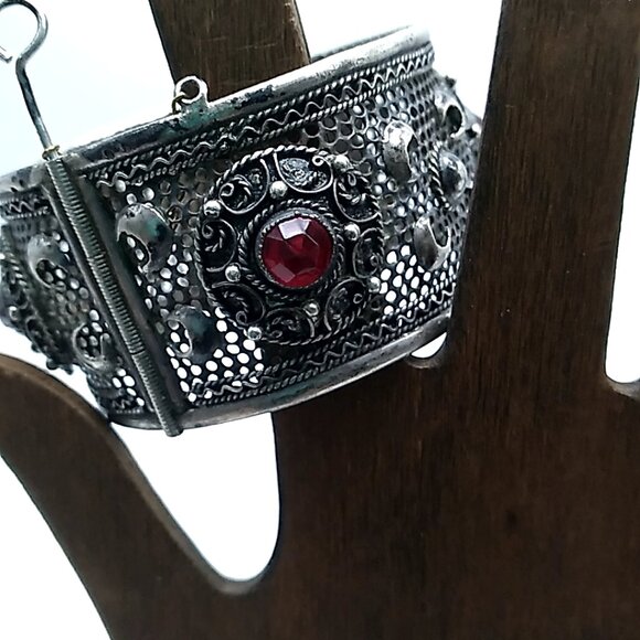 Vintage Silver Wide Filigree Hinged Bangle Bracelet with Red Glass Stones - Picture 6 of 16